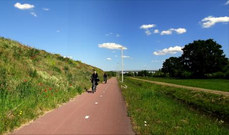 Fietser fietspaden bloeiende grondwal fietsbrug duurzaam gezond greenport venlo SH.JPG